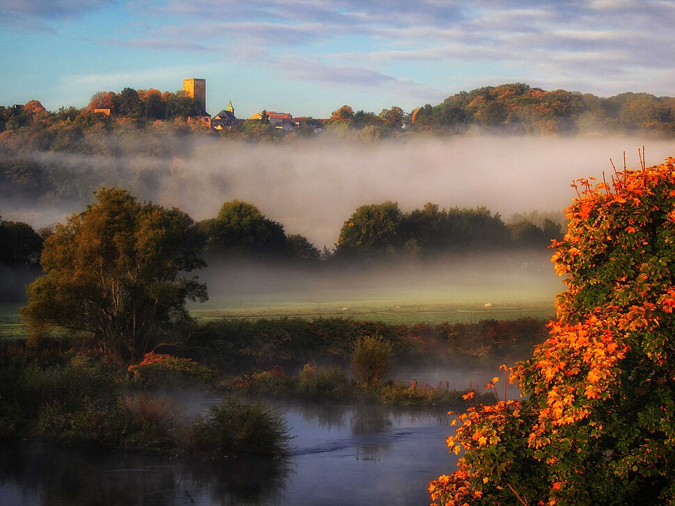 Ruhr mit zwei Nebellagen und Burg im Hintergrund