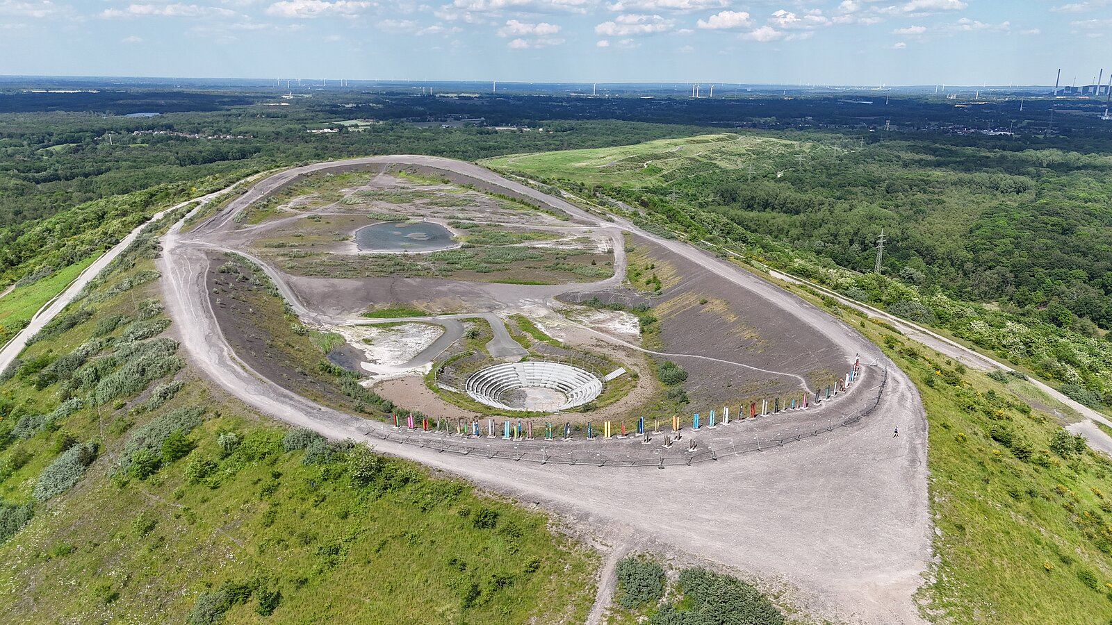 Blick ins Ruhrgebeit von begrünten Hügel im Vordergrund