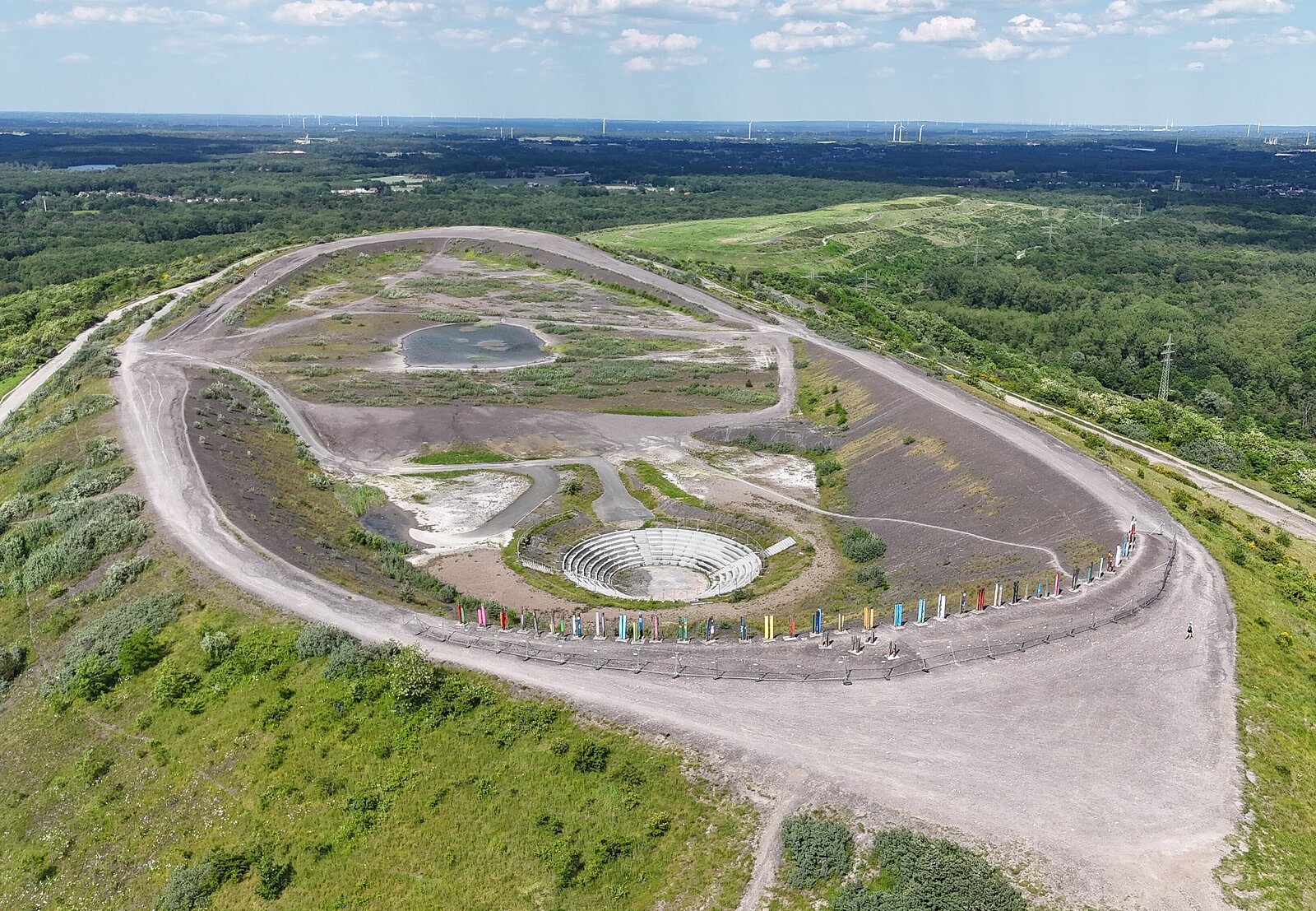 Blick ins Ruhrgebeit von begrünten Hügel im Vordergrund