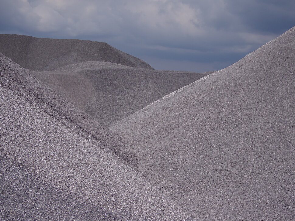 Schotterberge vor Regenhimmel