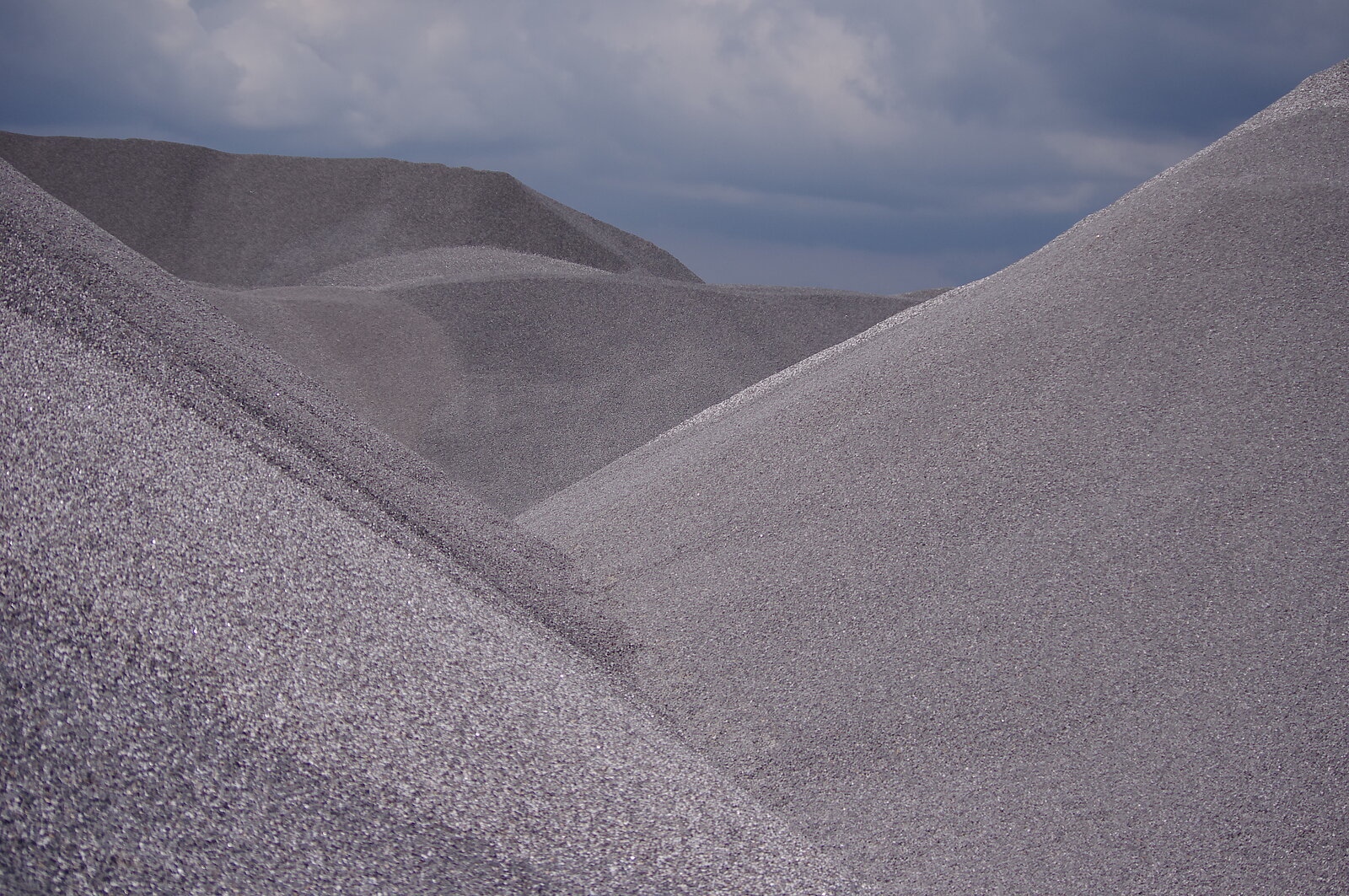 Schotterberge vor Regenhimmel