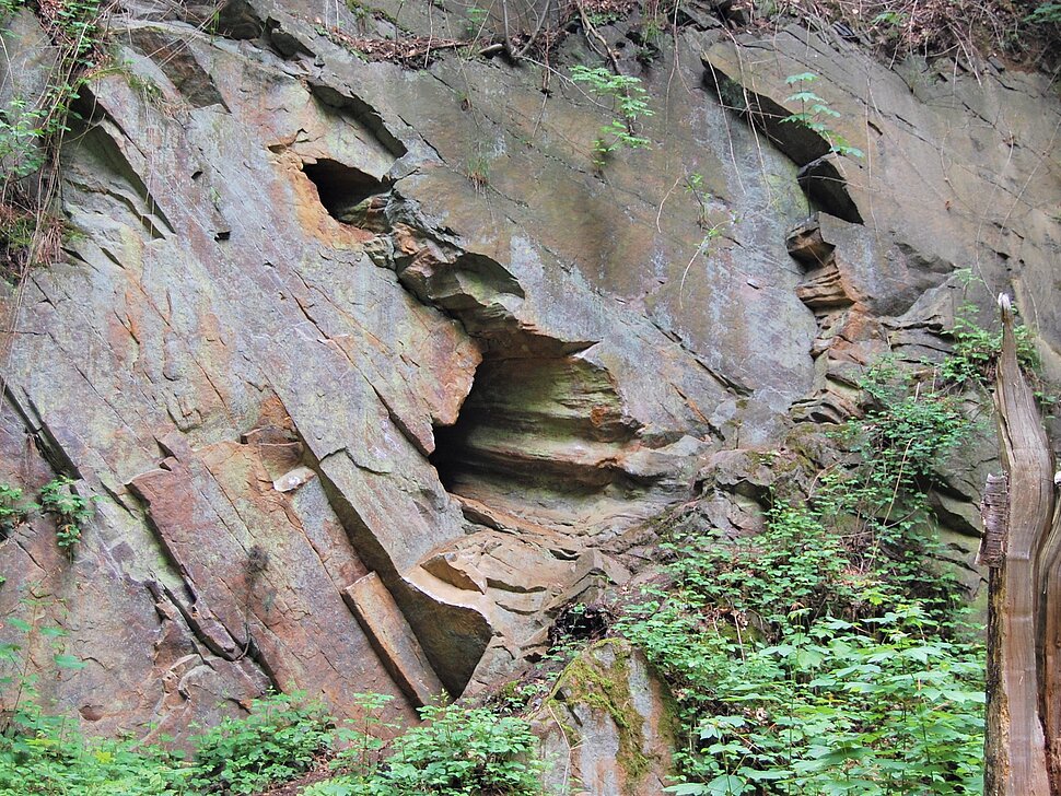 Eckiges Loch in Felswand