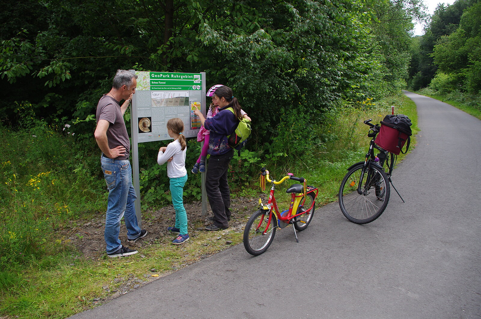 Familie mit Fahrrädern am Schee-Tunnel