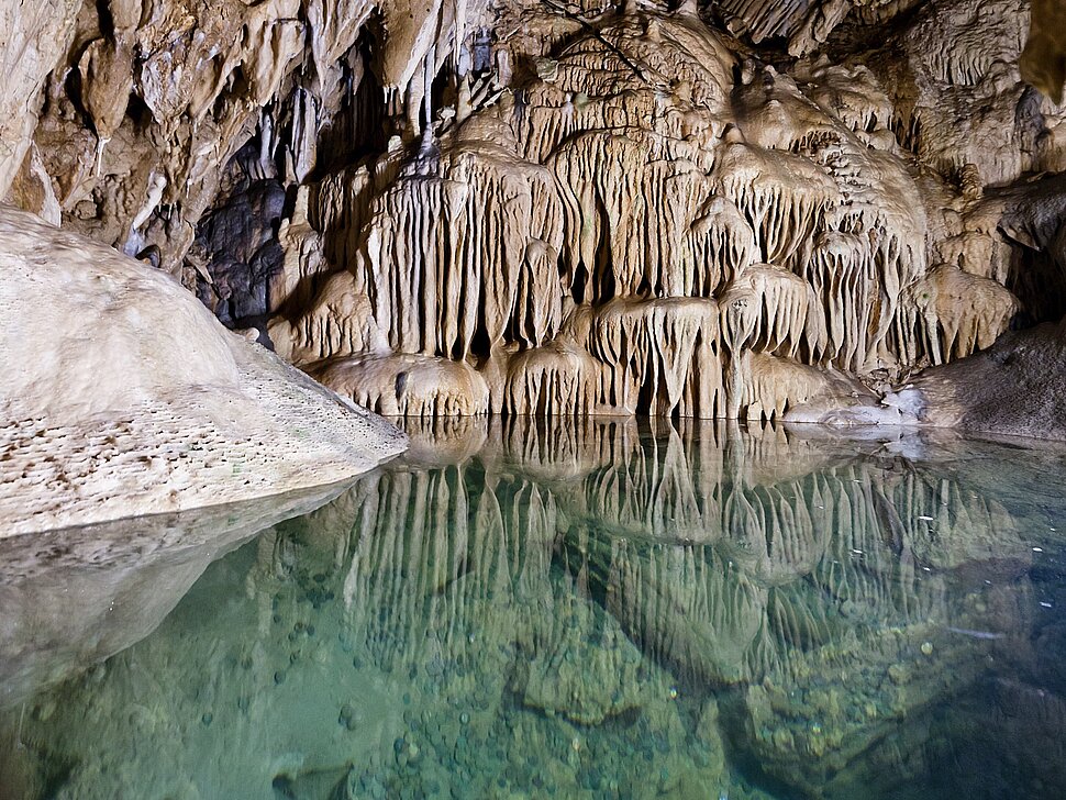 Türkiser Teich in Tropfsteinhöhle