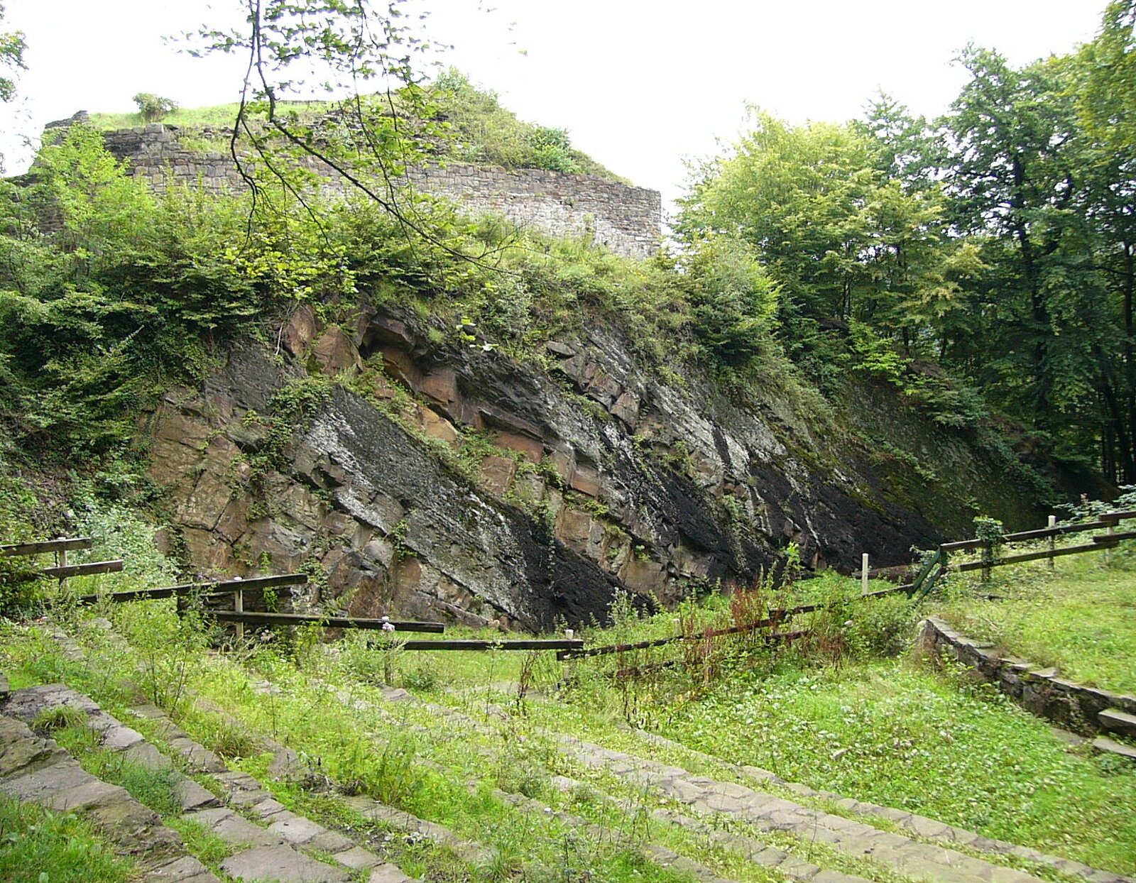 Felswand und Ruine